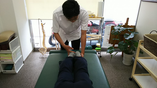 昭和町カイロプラクティック院の施術前の足の長さ検査